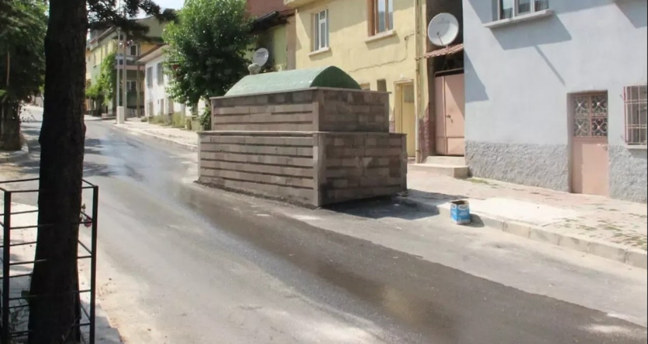 60 yildir yol ortasinda duruyor kaldirmaya calisanin basina gelmedik kalmadi O3Wqfavk