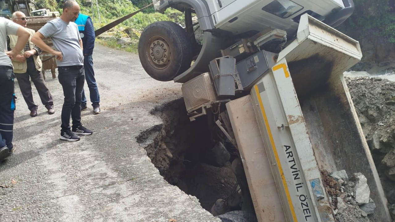 artvinde yol aniden coktu kamyon cukura dustu rg6V4KYg