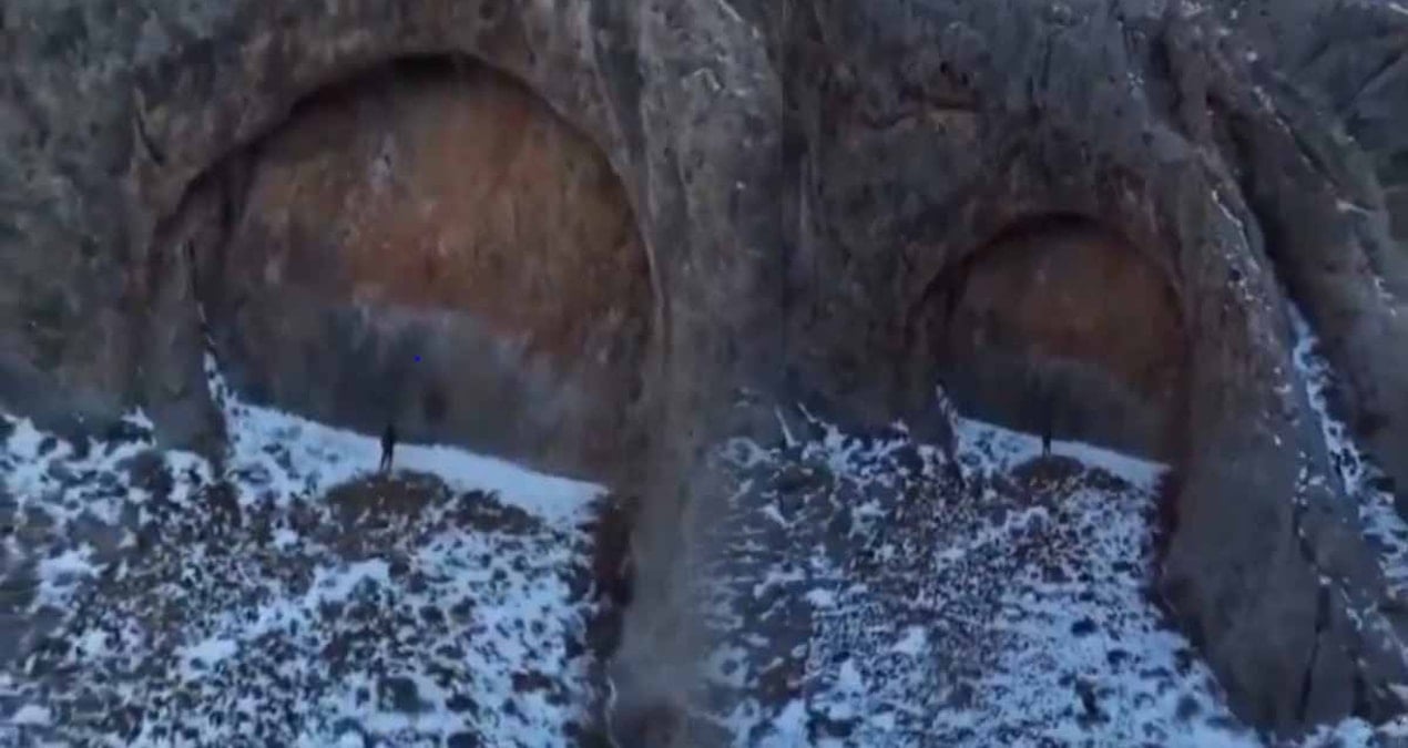 daglarin ortasinda goruntulenen 12 metrelik kapi panik yaratti bir uzayli ussu ya da antik bir medeniyet gZE4MGIJ