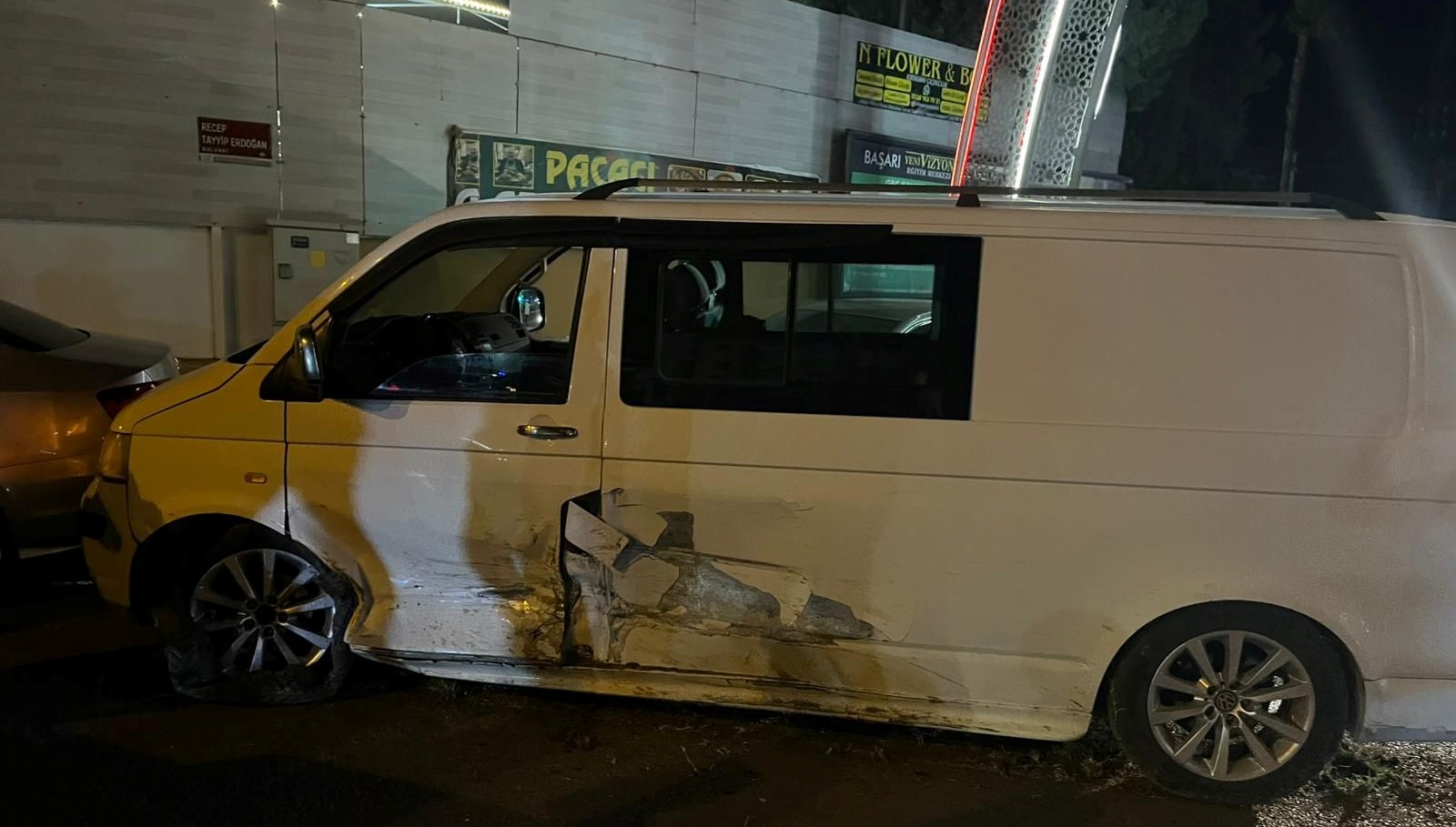 duzensiz gocmenleri tasiyan arac ortaligi birbirine katti R4qYqROQ