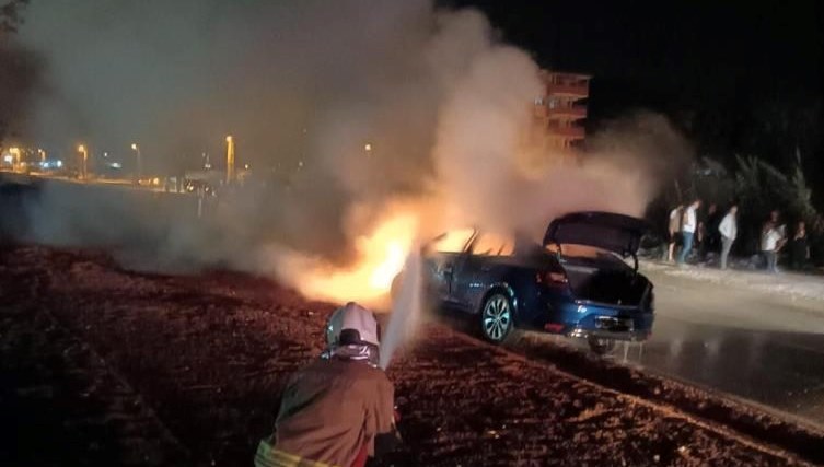 hatayda kaza yapan aracta yangin ZIp438nX
