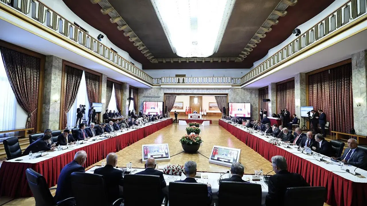 surec komisyonunun 10 toplantisinda akademisyenler dinlendi biz burada konusuyoruz bizim guvencemiz var mi bilmiyorum rW725YSS