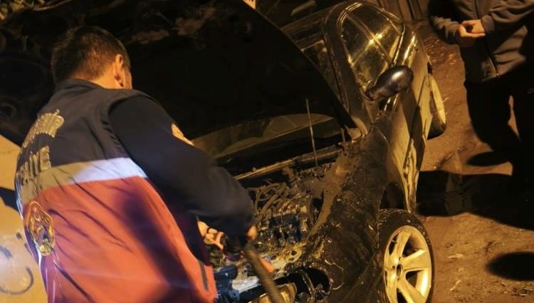 vanda park halindeki araba yandi RhKVvygw