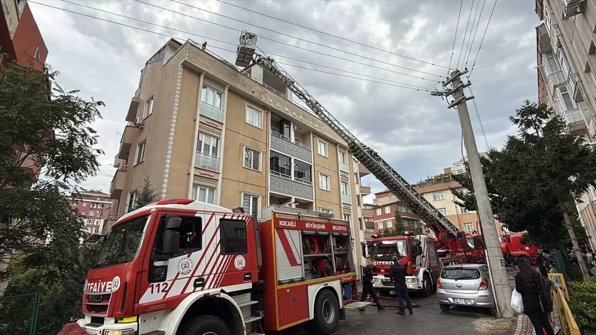 gebzede apartman catisinda yangin RJiOdALn