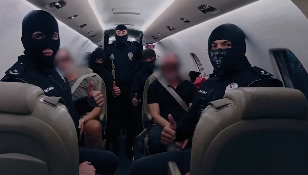 kirmizi bultenle araniyordu baede yakalanan iki kisi turkiyeye getirildi Tkb2XC8N