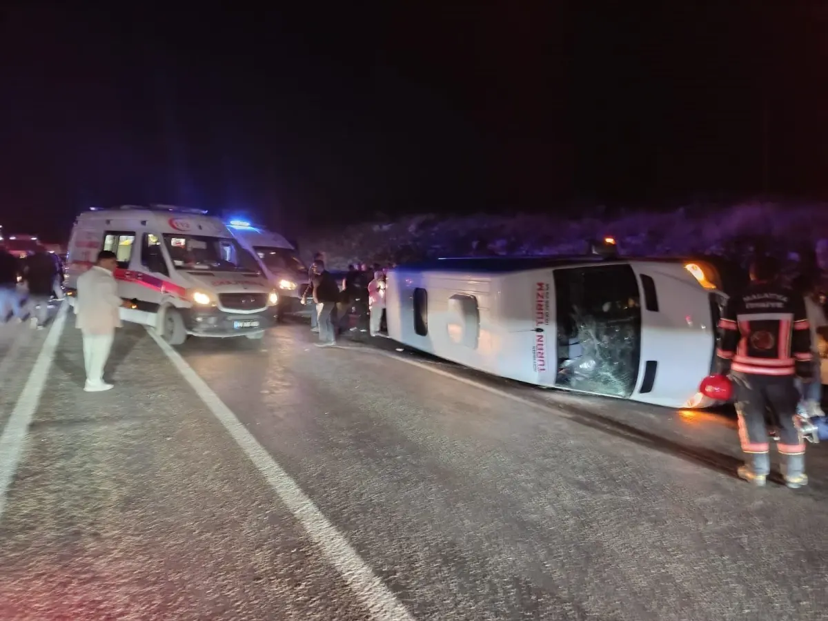 malatyada minibus kamyon carpisti 14 yarali w4fczDlF.jpg