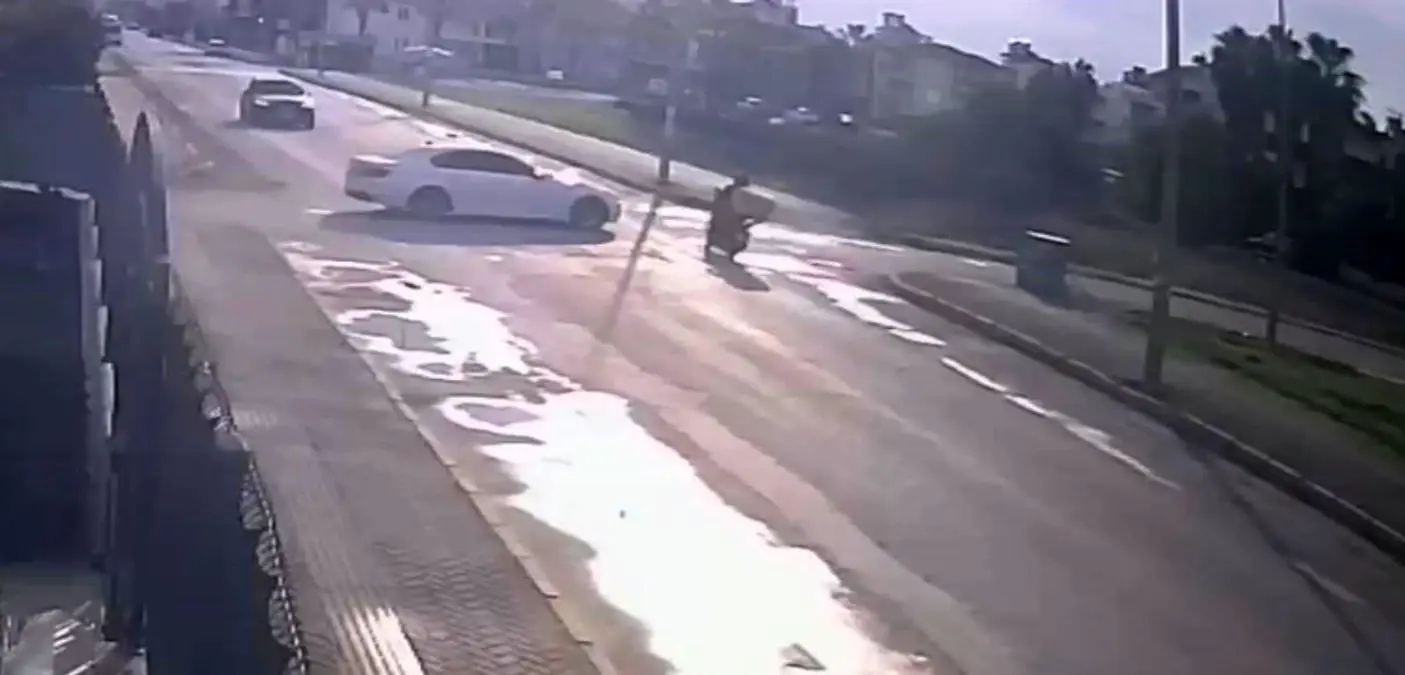 antalyada motosikletli kurye kaza gecirdi agir yarali RiPmvMam.jpg