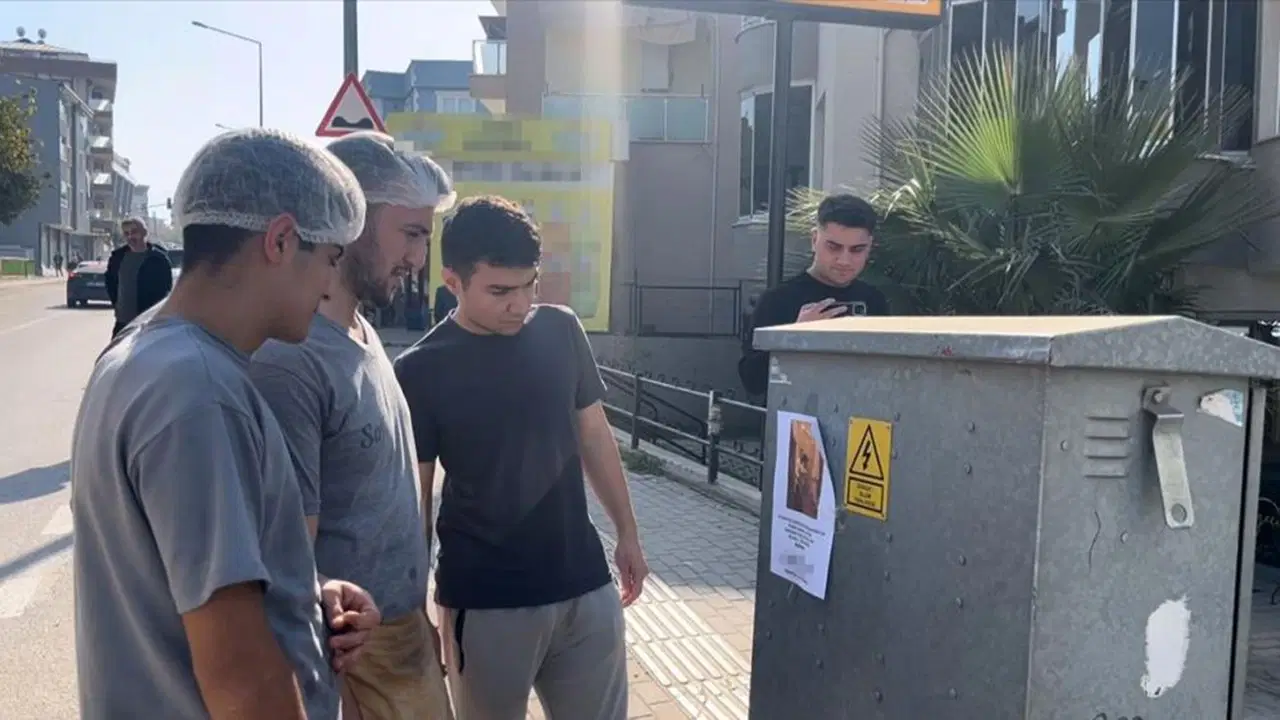 bursada kizlarinizi bu adamdan uzak tutun yazili afisler ortaligi karistirdi bOjcIWXF.jpg