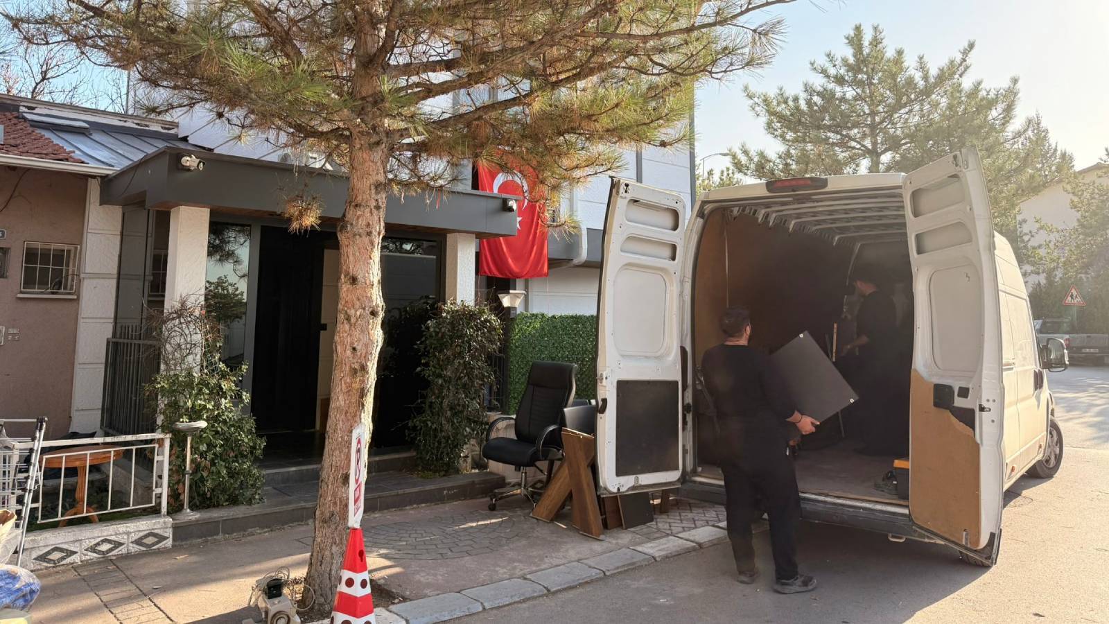 satisa cikmisti kilicdaroglu ankaradaki ofisinibosaltti 2J5yPPK1.jpg