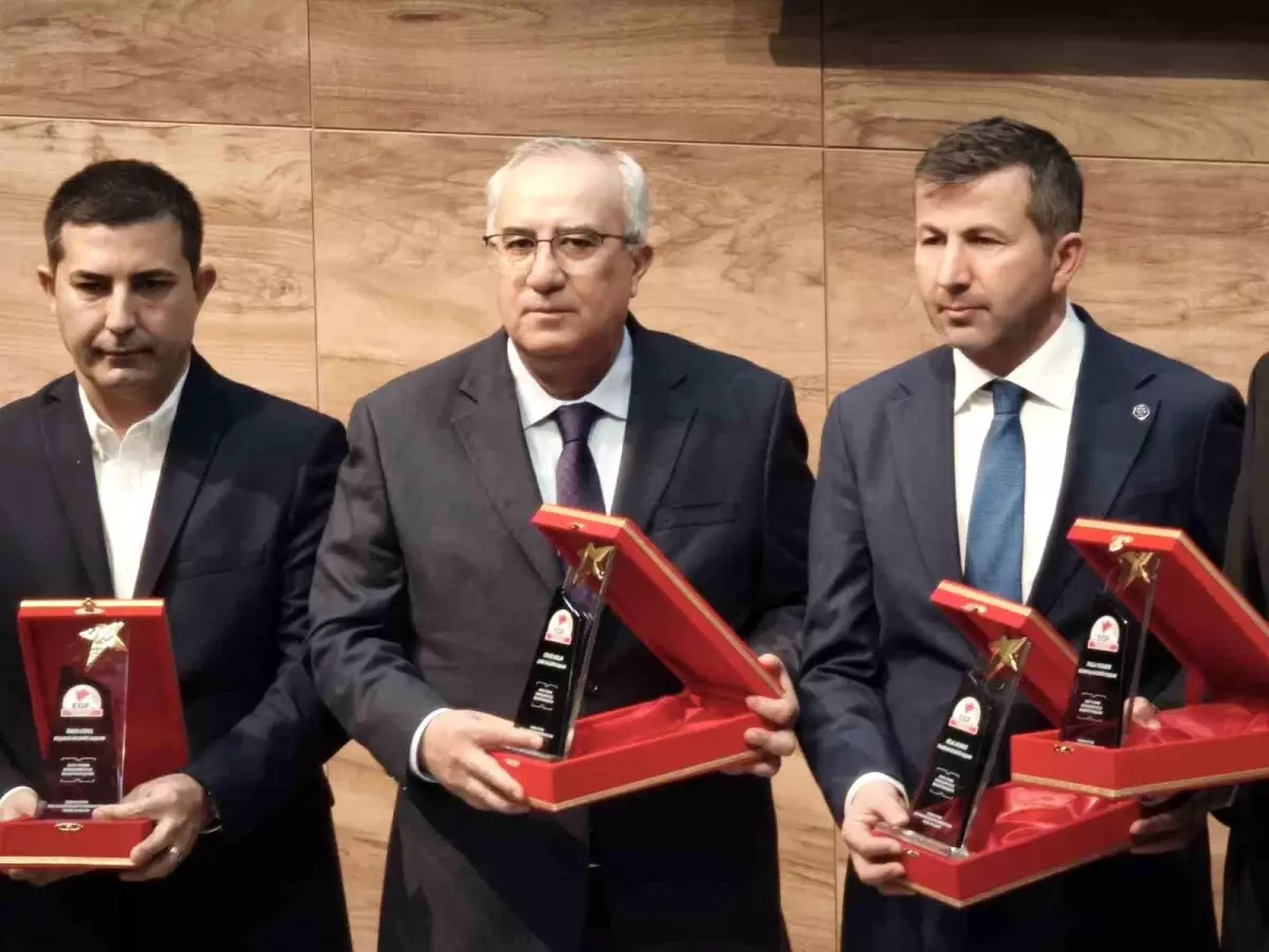 Çameli’ne çağ atlatan Başkan Arslan’a ‘Yılın En Başarılı İlçe Belediye Başkanı’ ödülü verildi