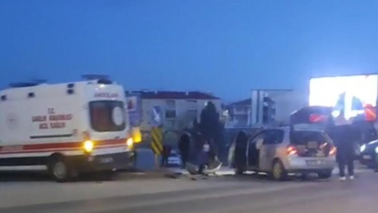 Ambulans ile otomobil çarpıştı, 7 kişi yaralandı