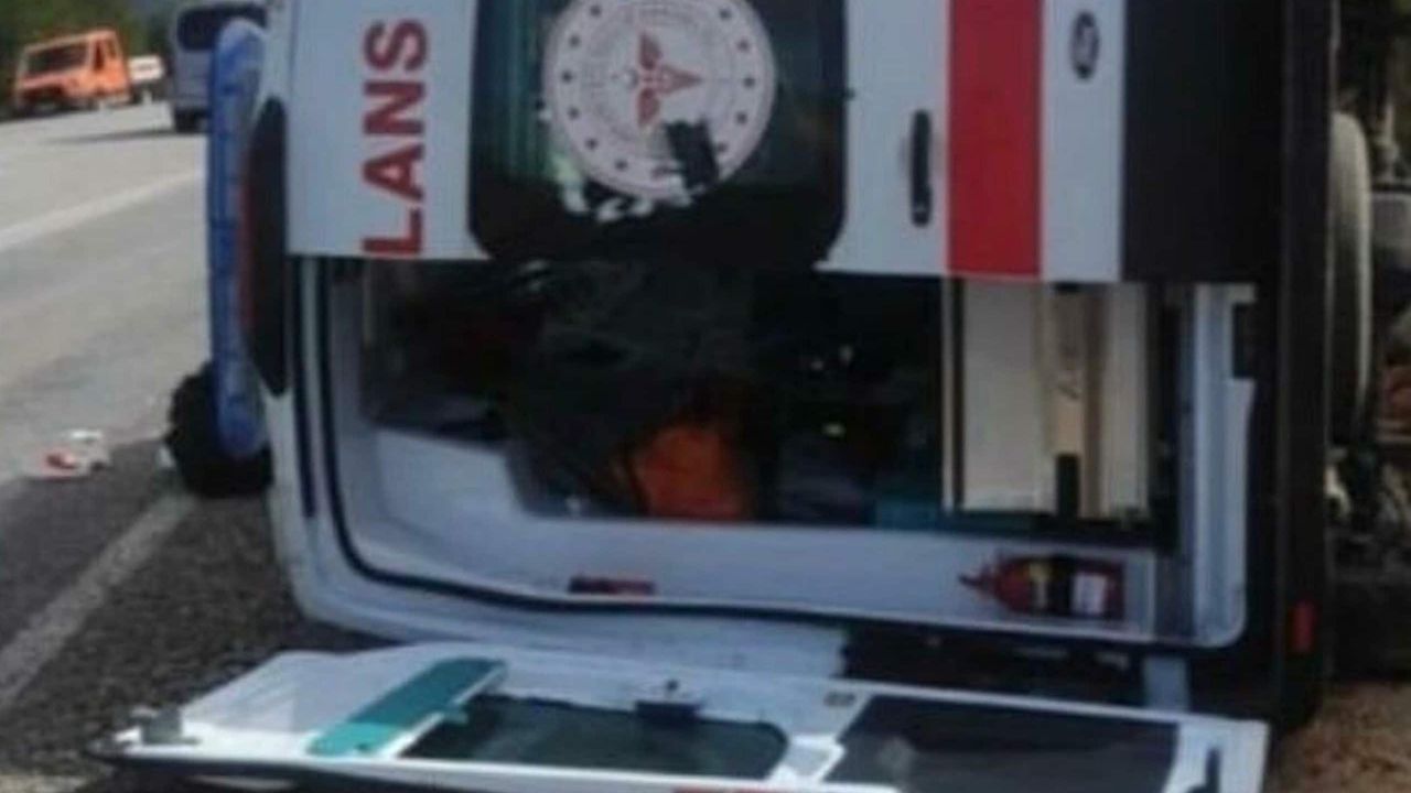 Muğla Seydikemer’de Ambulans Devrildi: 3 Sağlık Personeli Yaralandı
