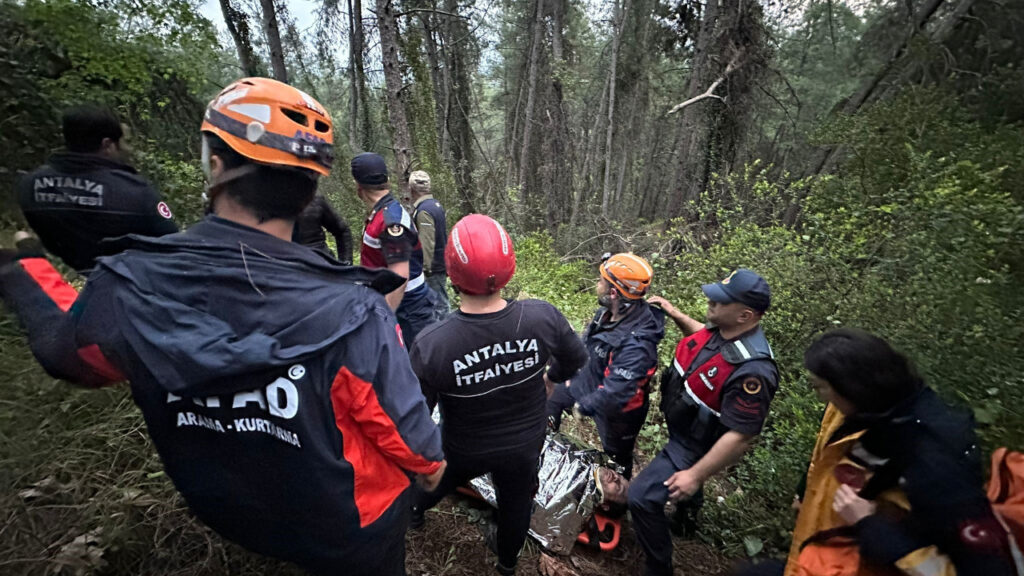 antalyada-80-metrelik-ucuruma-yuvarlanan-adam-kurtarildi-Y2HgmjeC