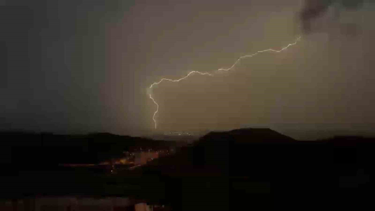 Mardin’de Şimşekler ve Yıldırımlar Gökyüzünde Dans Etti