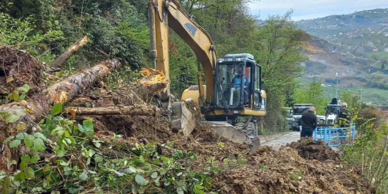 trabzonda-siddetli-yagis-heyelana-yol-acti-mahalle-yolu-ulasima-kapandi-hSXtjuCs