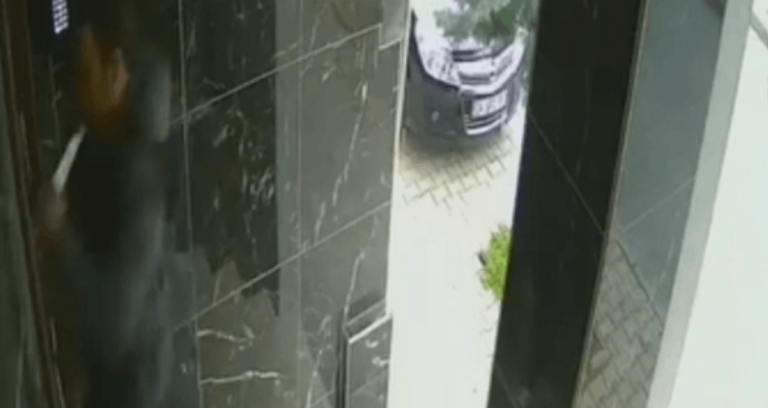 once-cocuklara-saldirdi-sonra-bicakla-apartmanin-kapisina-dayandi-cn8bzbCU