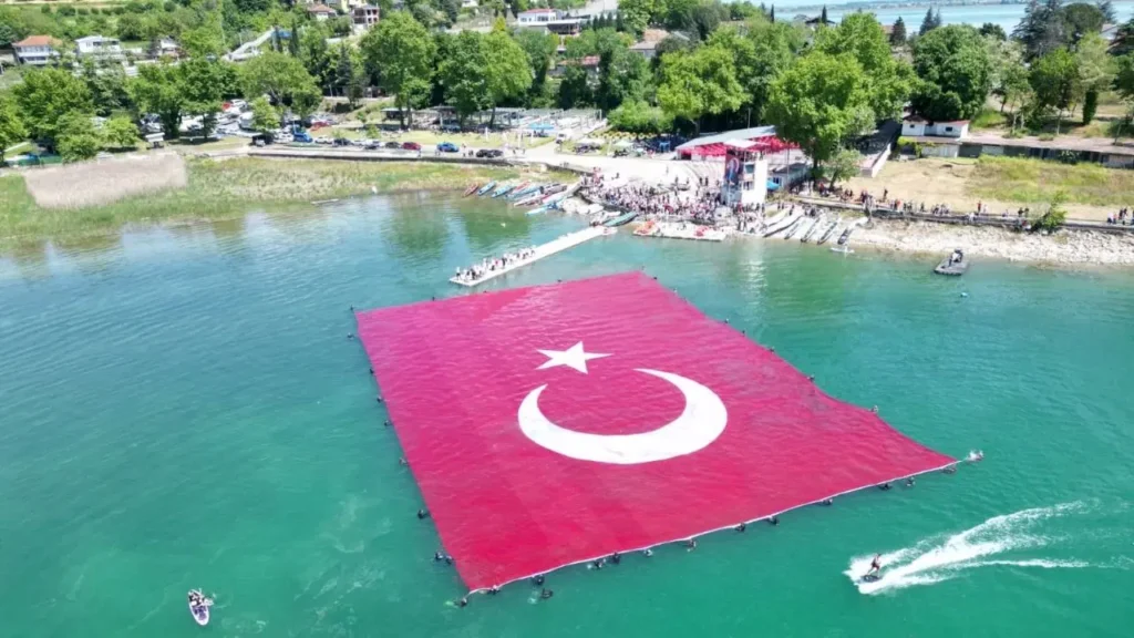 Sapanca Gölü’nde 19 Mayıs’ta Dev Türk Bayrağı Açıldı