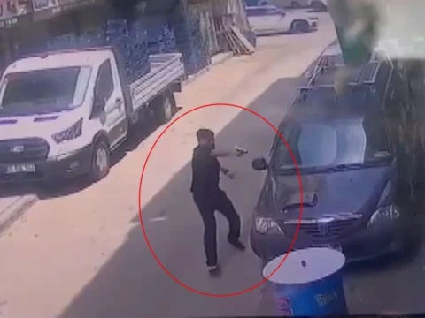 Bursa’da sokak ortasında silahlı saldırı: Yoldan geçen yurttaş da vuruldu