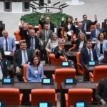 Yeni parti sonrasi mecliste oturma duzeni degisti tbmm genel kurulu 7 siyasi parti grubuyla YX6q78I1