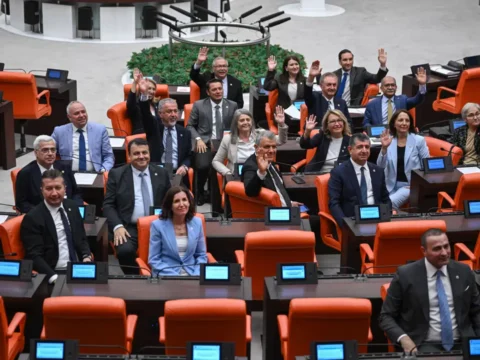Yeni parti sonrasi mecliste oturma duzeni degisti tbmm genel kurulu 7 siyasi parti grubuyla YX6q78I1