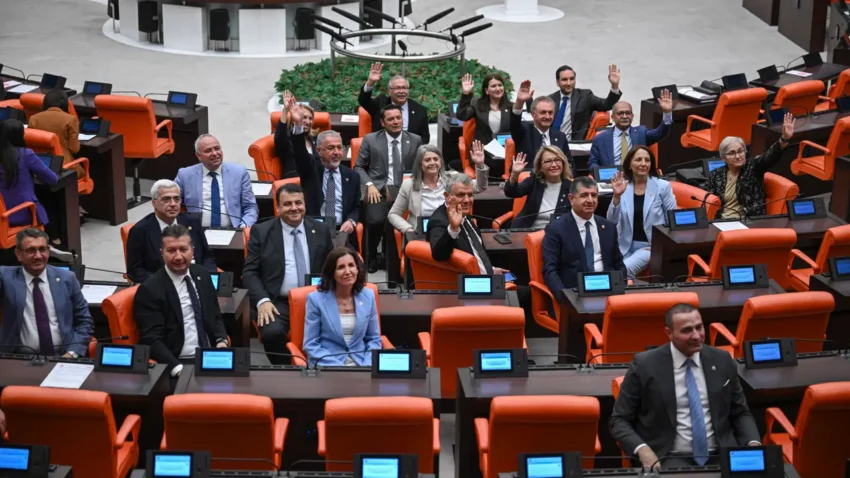 Yeni parti sonrasi mecliste oturma duzeni degisti tbmm genel kurulu 7 siyasi parti grubuyla YX6q78I1